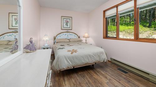 208 36Th Avenue, Erickson, BC - Indoor Photo Showing Bedroom