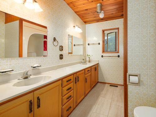 208 36Th Avenue, Erickson, BC - Indoor Photo Showing Bathroom