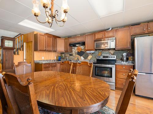 208 36Th Avenue, Erickson, BC - Indoor Photo Showing Kitchen