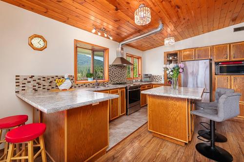 208 36Th Avenue, Erickson, BC - Indoor Photo Showing Kitchen