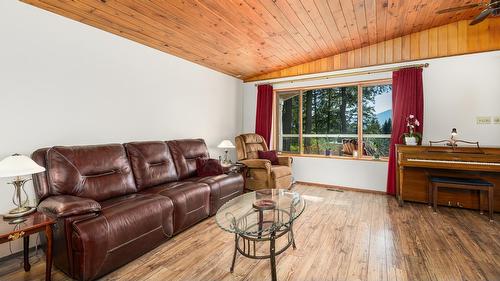 208 36Th Avenue, Erickson, BC - Indoor Photo Showing Living Room