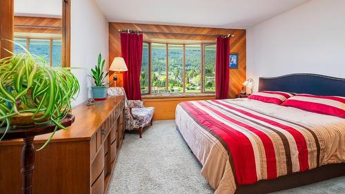 208 36Th Avenue, Erickson, BC - Indoor Photo Showing Bedroom