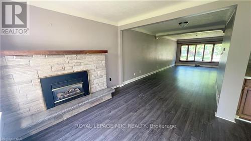 8 Byrne Boulevard, St. Catharines, ON - Indoor Photo Showing Living Room With Fireplace