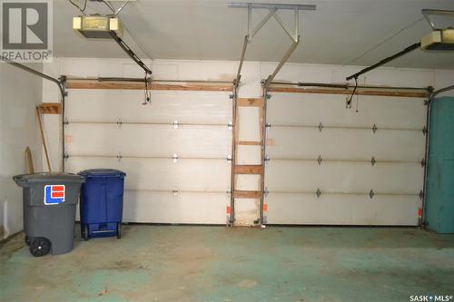 203 1St Street N, Flaxcombe, SK - Indoor Photo Showing Garage