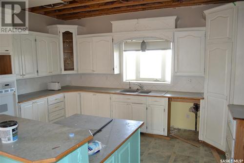 203 1St Street N, Flaxcombe, SK - Indoor Photo Showing Kitchen With Double Sink