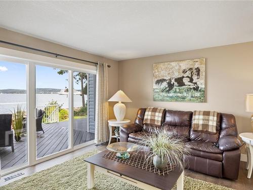 192 Captain Morgans Blvd, Protection Island, BC - Indoor Photo Showing Living Room