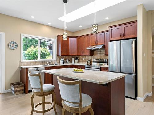 604 Lacouvee Way, Qualicum Beach, BC - Indoor Photo Showing Kitchen With Double Sink