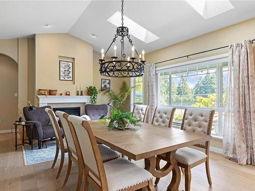 604 Lacouvee Way, Qualicum Beach, BC - Indoor Photo Showing Dining Room