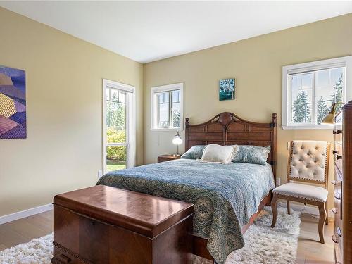 604 Lacouvee Way, Qualicum Beach, BC - Indoor Photo Showing Bedroom