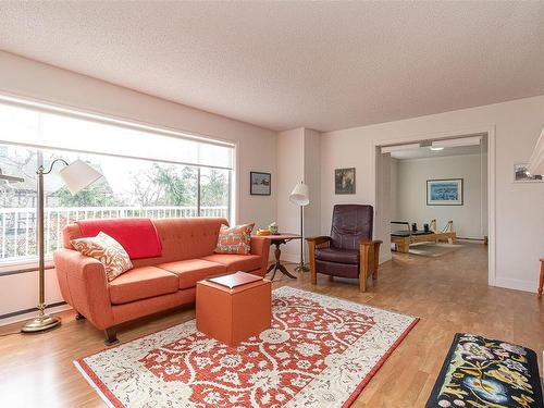 954 Terrace Ave, Victoria, BC - Indoor Photo Showing Living Room