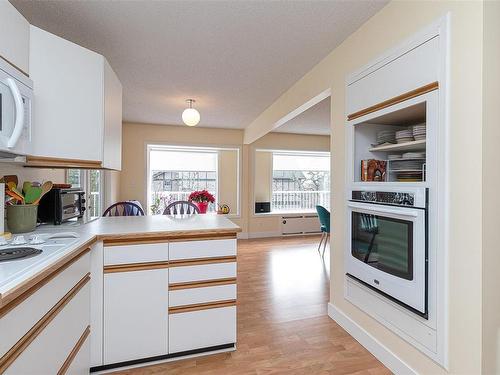 954 Terrace Ave, Victoria, BC - Indoor Photo Showing Kitchen