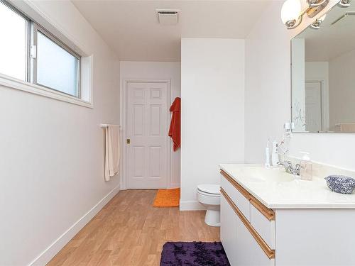 954 Terrace Ave, Victoria, BC - Indoor Photo Showing Bathroom