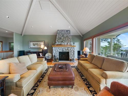 4841 Major Rd, Saanich, BC - Indoor Photo Showing Living Room With Fireplace