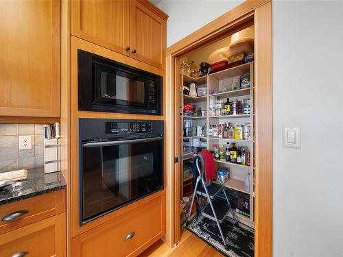 4841 Major Rd, Saanich, BC - Indoor Photo Showing Kitchen