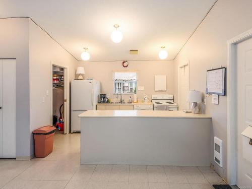 64-120 Finholm St, Parksville, BC - Indoor Photo Showing Kitchen