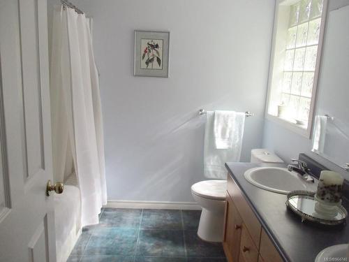 1832 Mallard Dr, Courtenay, BC - Indoor Photo Showing Bathroom