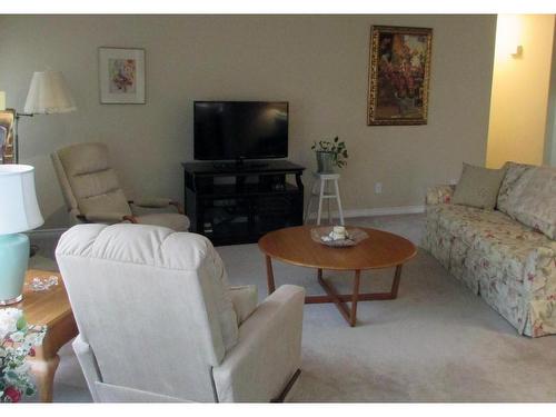 1832 Mallard Dr, Courtenay, BC - Indoor Photo Showing Living Room