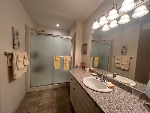 303-2125 Atkinson Street, Penticton, BC - Indoor Photo Showing Bathroom