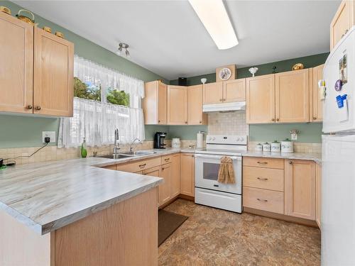 48-2675 Pine Avenue, Lumby, BC - Indoor Photo Showing Kitchen With Double Sink