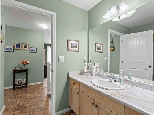 48-2675 Pine Avenue, Lumby, BC - Indoor Photo Showing Bathroom