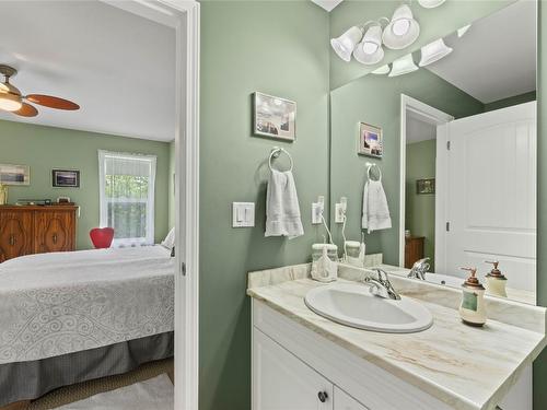 48-2675 Pine Avenue, Lumby, BC - Indoor Photo Showing Bathroom