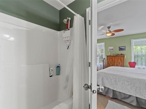 48-2675 Pine Avenue, Lumby, BC - Indoor Photo Showing Bathroom