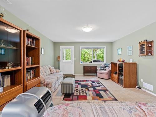48-2675 Pine Avenue, Lumby, BC - Indoor Photo Showing Living Room