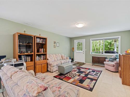 48-2675 Pine Avenue, Lumby, BC - Indoor Photo Showing Living Room