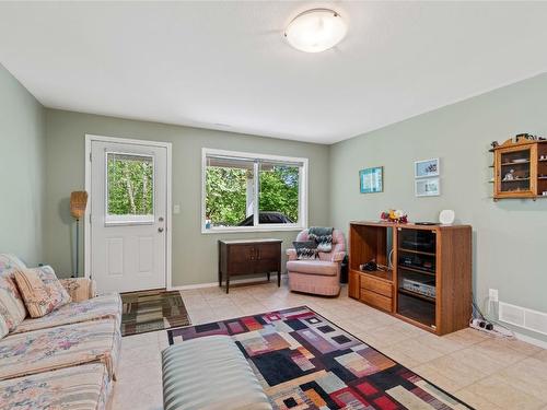 48-2675 Pine Avenue, Lumby, BC - Indoor Photo Showing Living Room