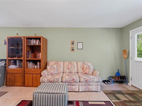 48-2675 Pine Avenue, Lumby, BC - Indoor Photo Showing Living Room