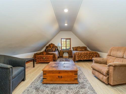 4452 Sleepy Hollow Road, Armstrong, BC - Indoor Photo Showing Living Room