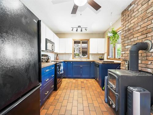 4452 Sleepy Hollow Road, Armstrong, BC - Indoor Photo Showing Kitchen