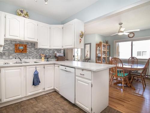 209-2110 Hoy Street, Kelowna, BC - Indoor Photo Showing Kitchen