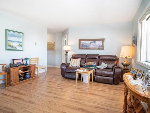 209-2110 Hoy Street, Kelowna, BC - Indoor Photo Showing Living Room