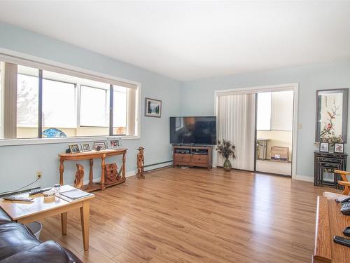 209-2110 Hoy Street, Kelowna, BC - Indoor Photo Showing Living Room