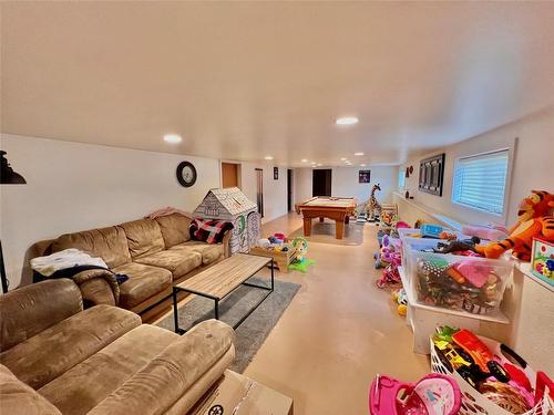 439 Similkameen Avenue, Princeton, BC - Indoor Photo Showing Living Room