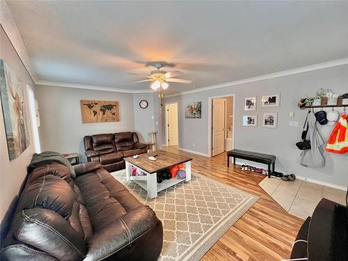 439 Similkameen Avenue, Princeton, BC - Indoor Photo Showing Living Room