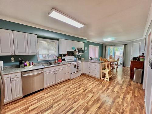 439 Similkameen Avenue, Princeton, BC - Indoor Photo Showing Kitchen