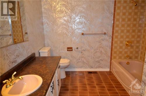 25 Swans Way, Ottawa, ON - Indoor Photo Showing Bathroom