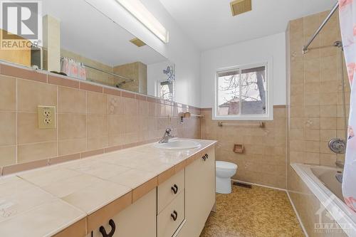 1135 Kenaston Street, Gloucester, ON - Indoor Photo Showing Bathroom