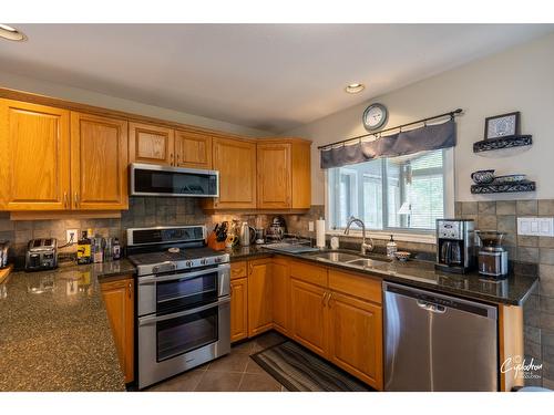 1663 Landsdowne Crescent, Grand Forks, BC - Indoor Photo Showing Kitchen With Double Sink