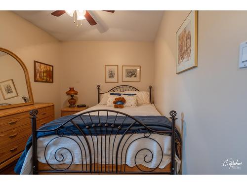 1663 Landsdowne Crescent, Grand Forks, BC - Indoor Photo Showing Bedroom