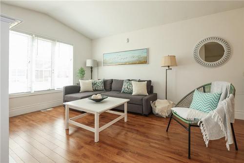 375 Cherrywood Avenue, Crystal Beach, ON - Indoor Photo Showing Living Room