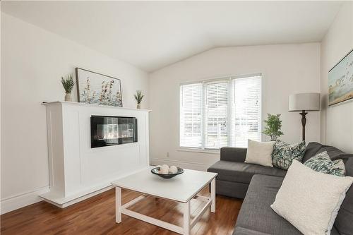 375 Cherrywood Avenue, Crystal Beach, ON - Indoor Photo Showing Living Room