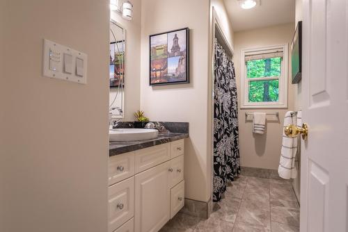 1611 Park Street, Rossland, BC - Indoor Photo Showing Bathroom