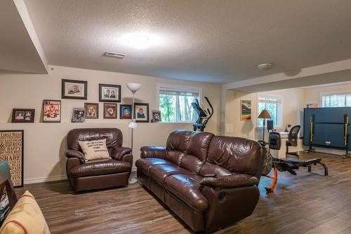 1611 Park Street, Rossland, BC - Indoor Photo Showing Living Room
