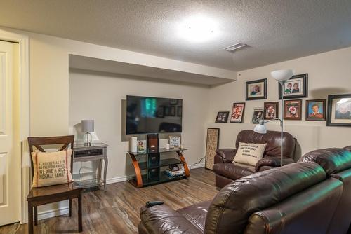 1611 Park Street, Rossland, BC - Indoor Photo Showing Living Room