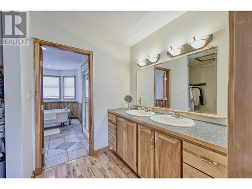 4535 Ryegrass Road, Oliver, BC - Indoor Photo Showing Bathroom