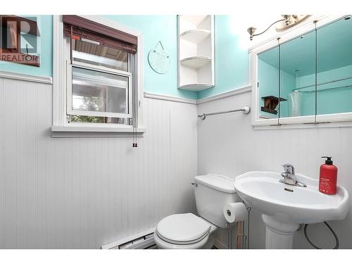 1285 Ethel Street, Kelowna, BC - Indoor Photo Showing Bathroom