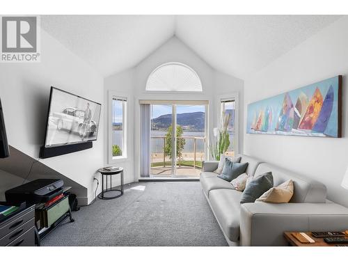 1128 Sunset Drive Unit# 317, Kelowna, BC - Indoor Photo Showing Living Room